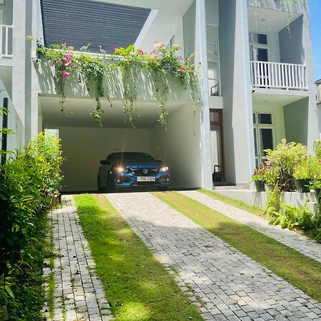 Oesis - Stylish Villa Steps From Historic Galle Fort Ngoại thất bức ảnh